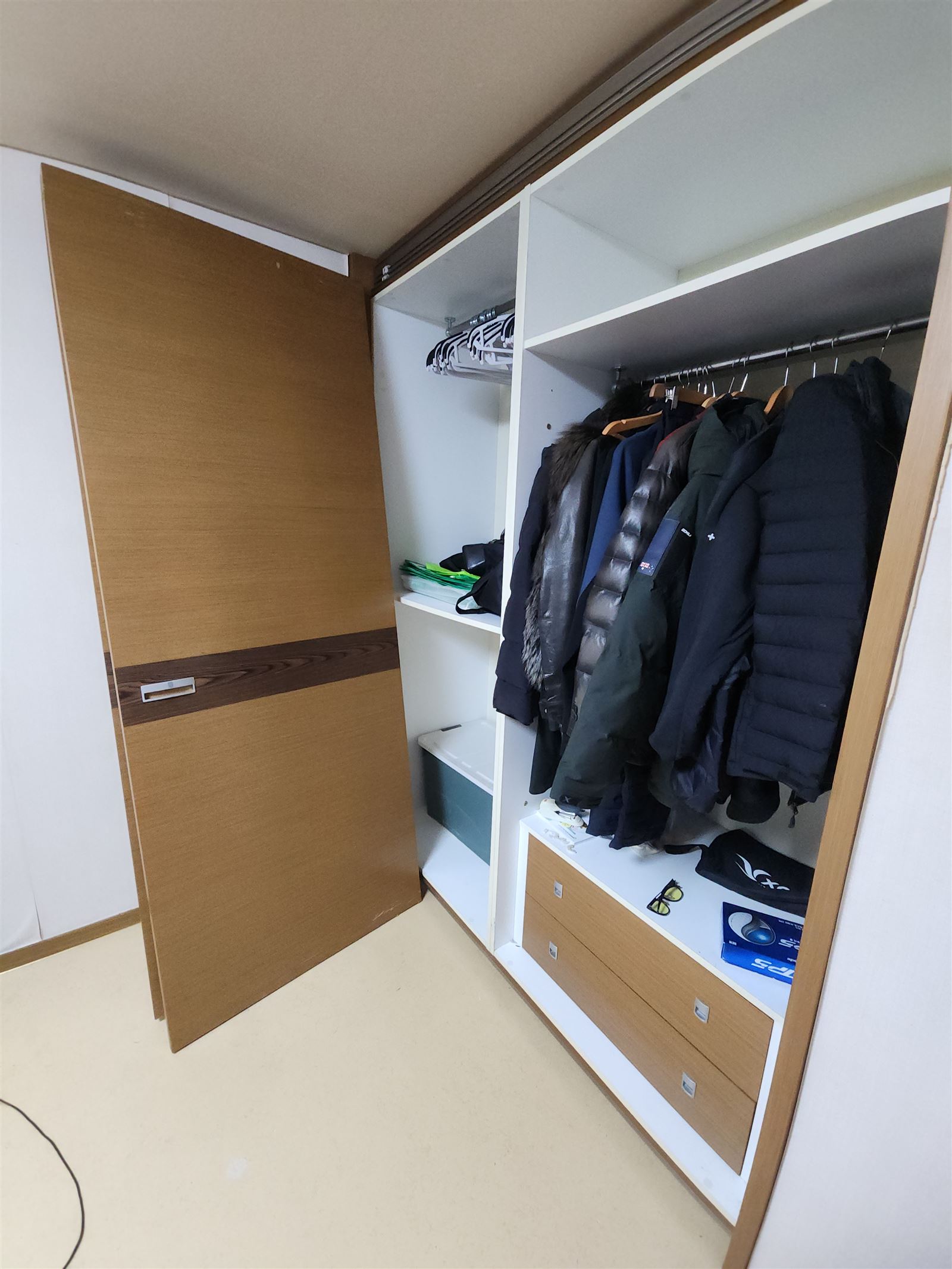 부드럽게 열리는 드레스룸 슬라이드도어와 옷들