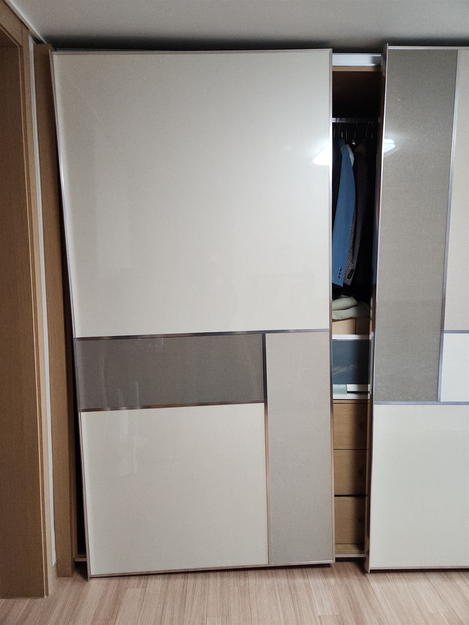 간격이 고르게 맞춰진 슬라이드도어와 안쪽 옷장